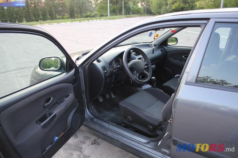 2003' Mitsubishi Carisma photo #3