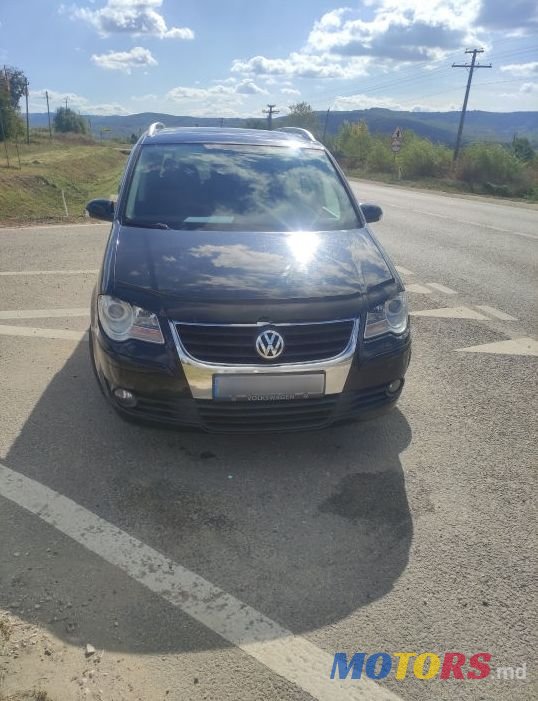 2009' Volkswagen Touran photo #2