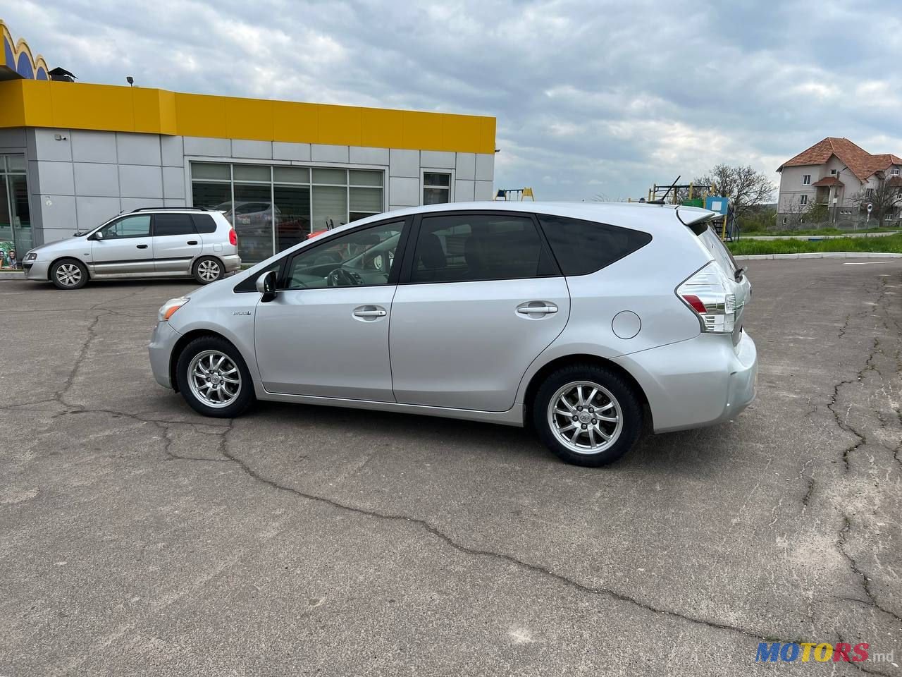2013' Toyota Prius v photo #4