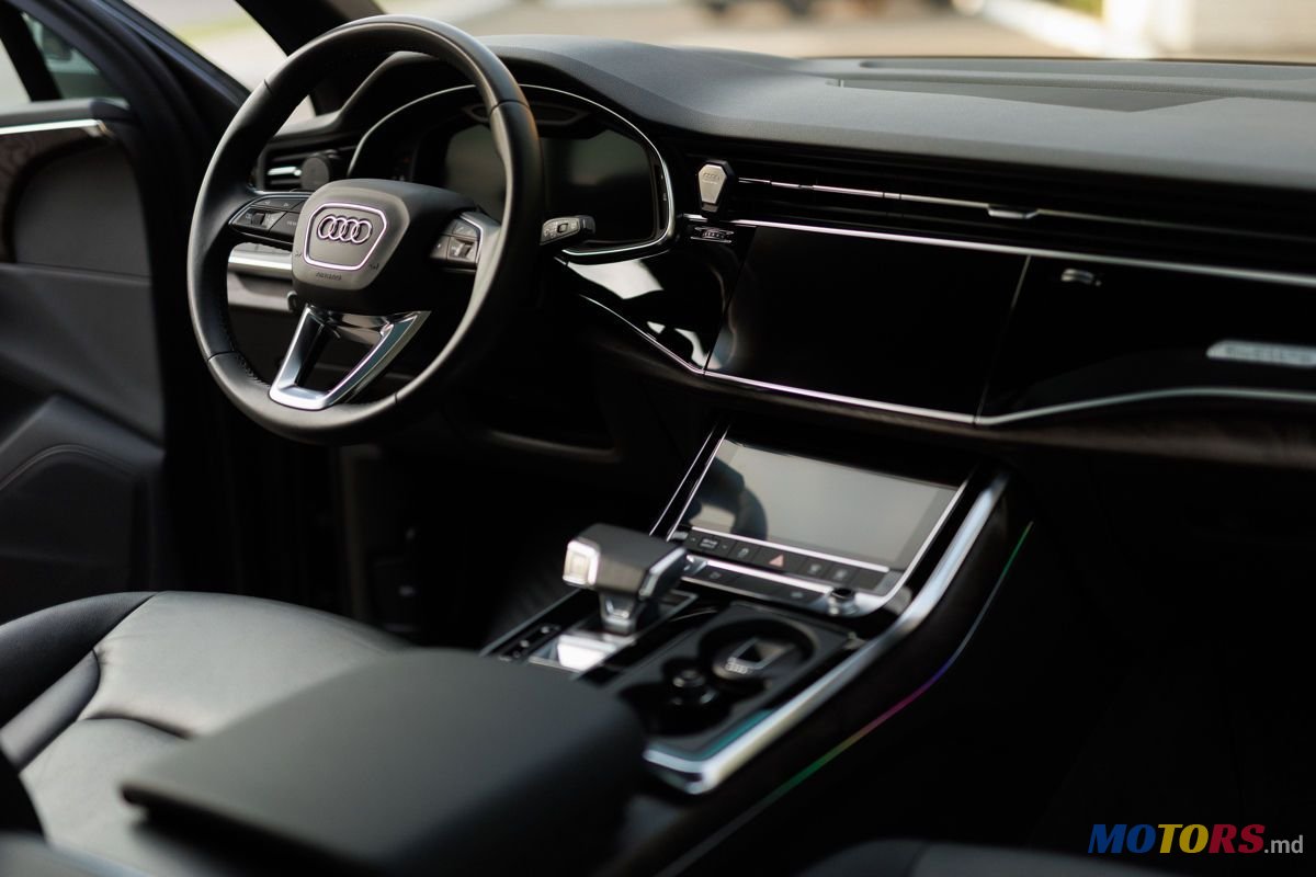 2020' Audi Q7 photo #6