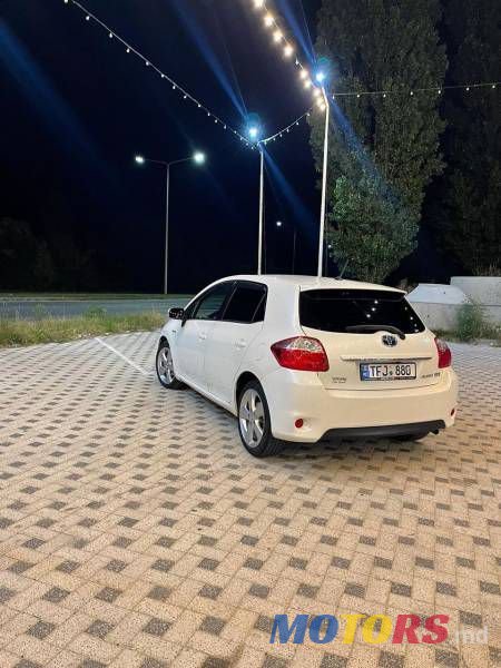 2011' Toyota Auris photo #2