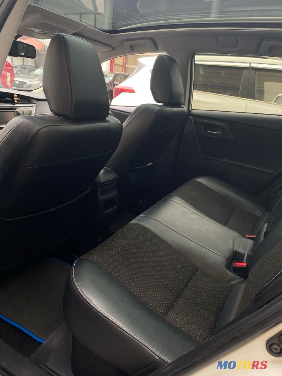 2013' Toyota Auris photo #6