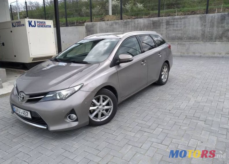 2014' Toyota Auris photo #2
