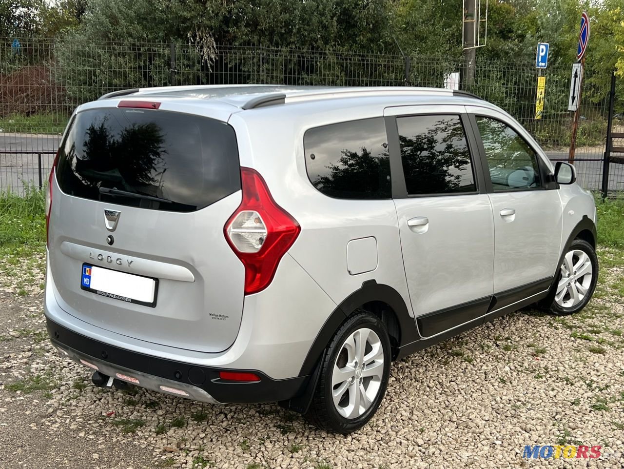 2013' Dacia Lodgy photo #3