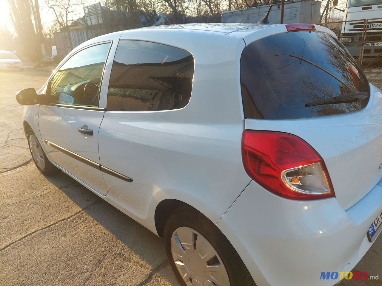 2012' Renault Clio photo #2