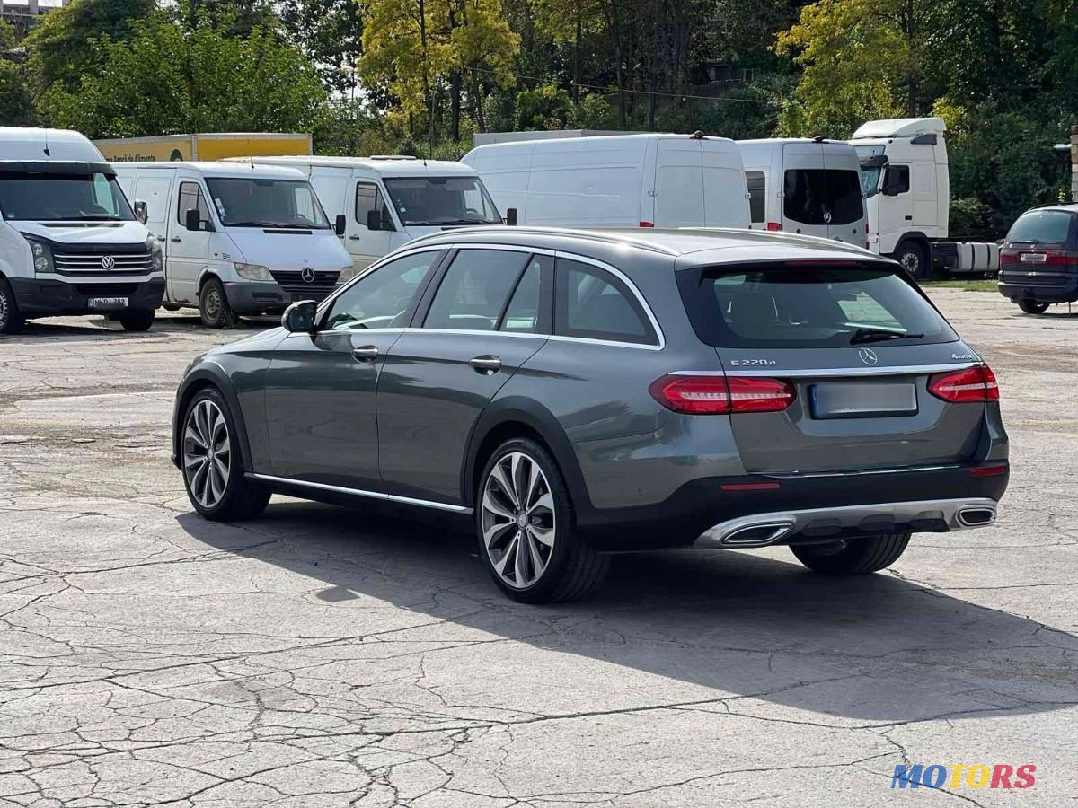 2017' Mercedes-Benz E-Class Wagon photo #3