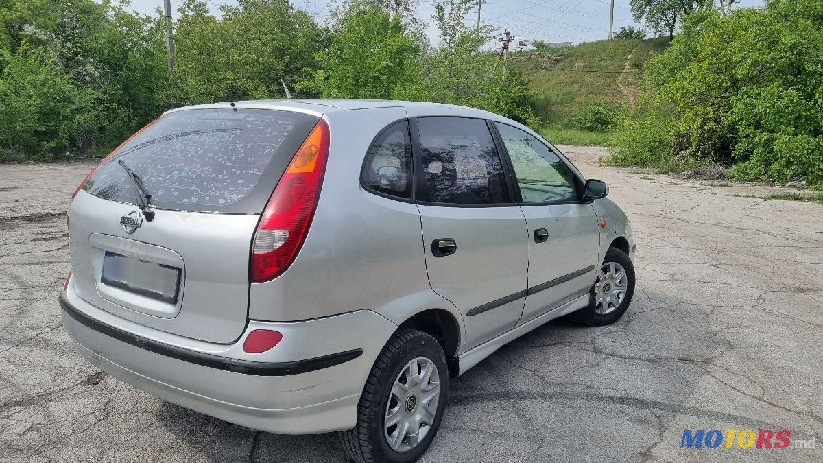 2001' Nissan Almera Tino photo #3