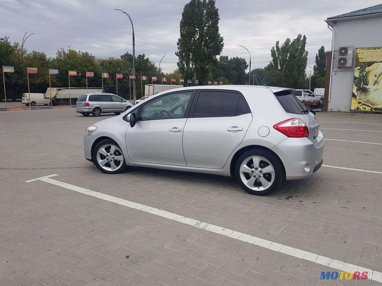 2011' Toyota Auris photo #2