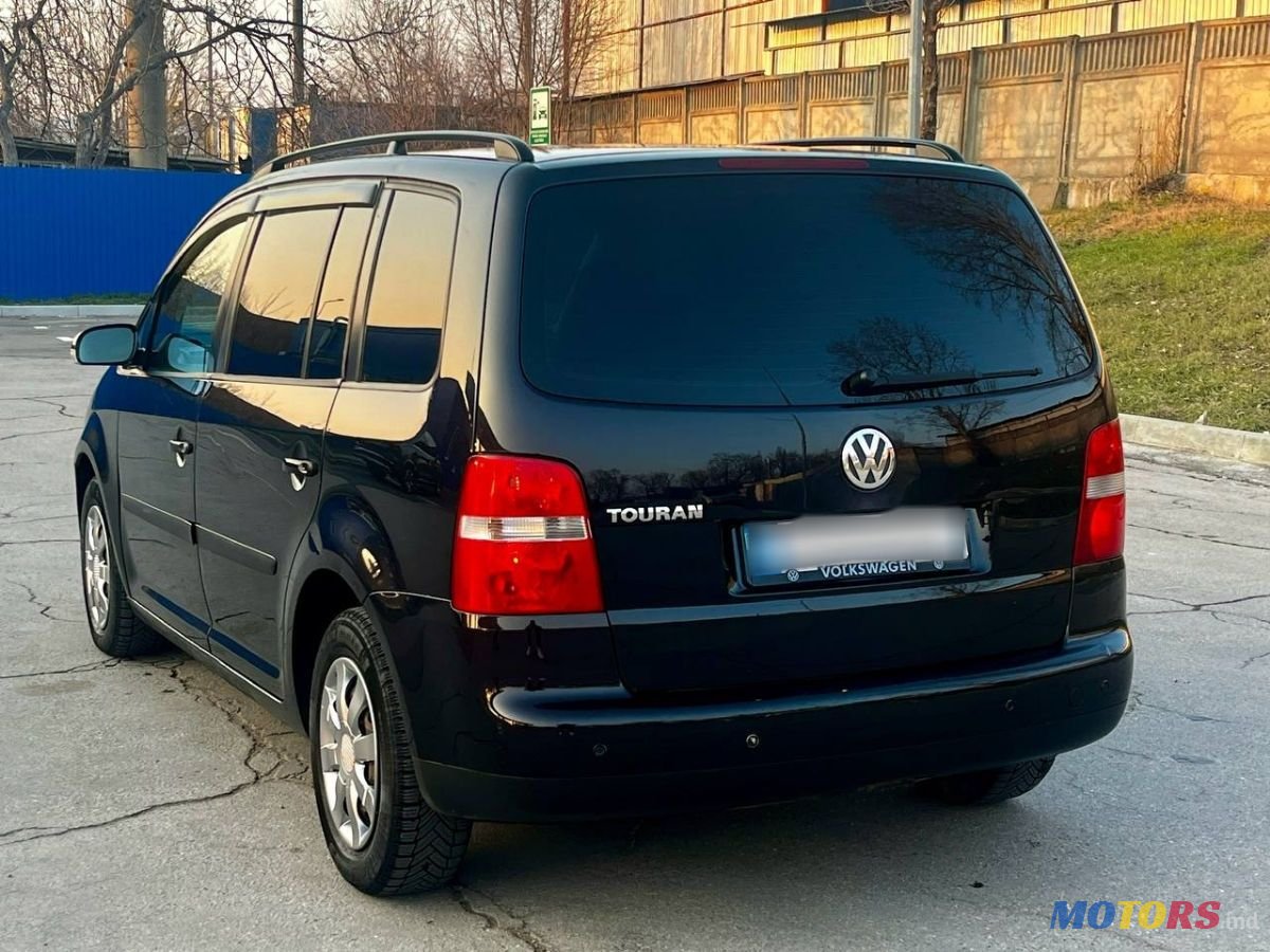 2004' Volkswagen Touran photo #2