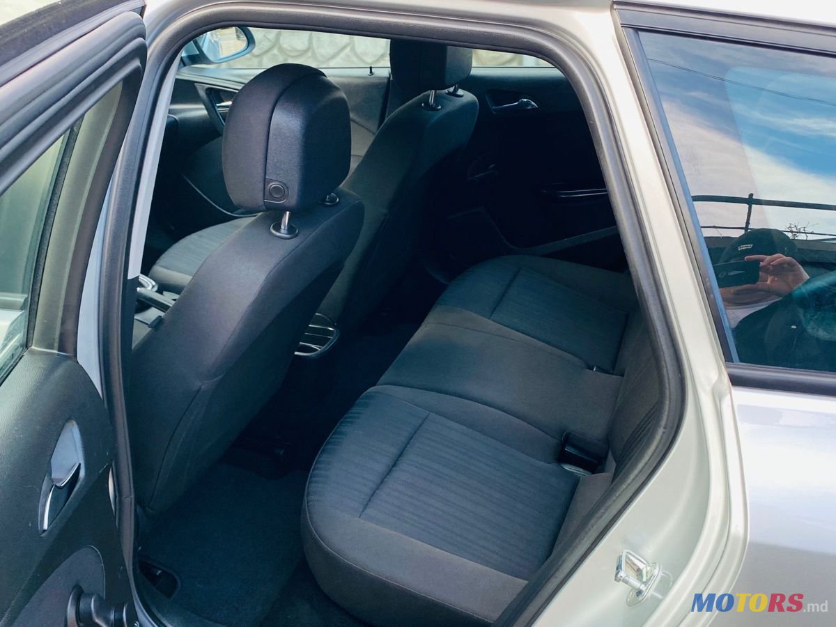 2011' Opel Astra photo #6