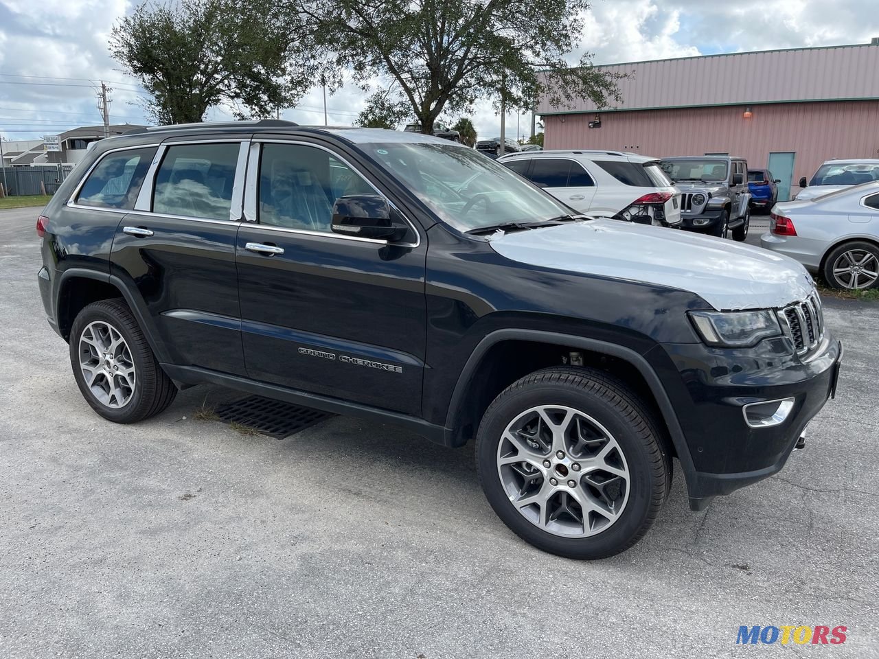 2020' Jeep Grand Cherokee photo #2