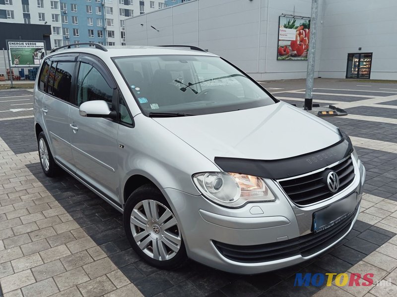 2009' Volkswagen Touran photo #1