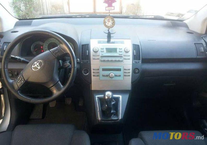 2006' Toyota Corolla Verso photo #2