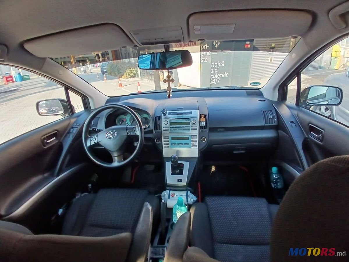 2008' Toyota Corolla Verso photo #4