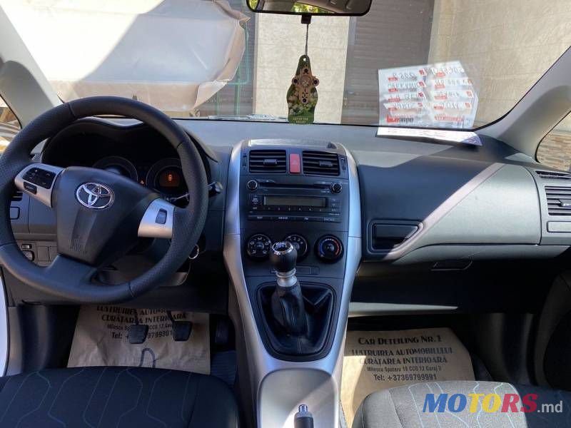 2011' Toyota Auris photo #5