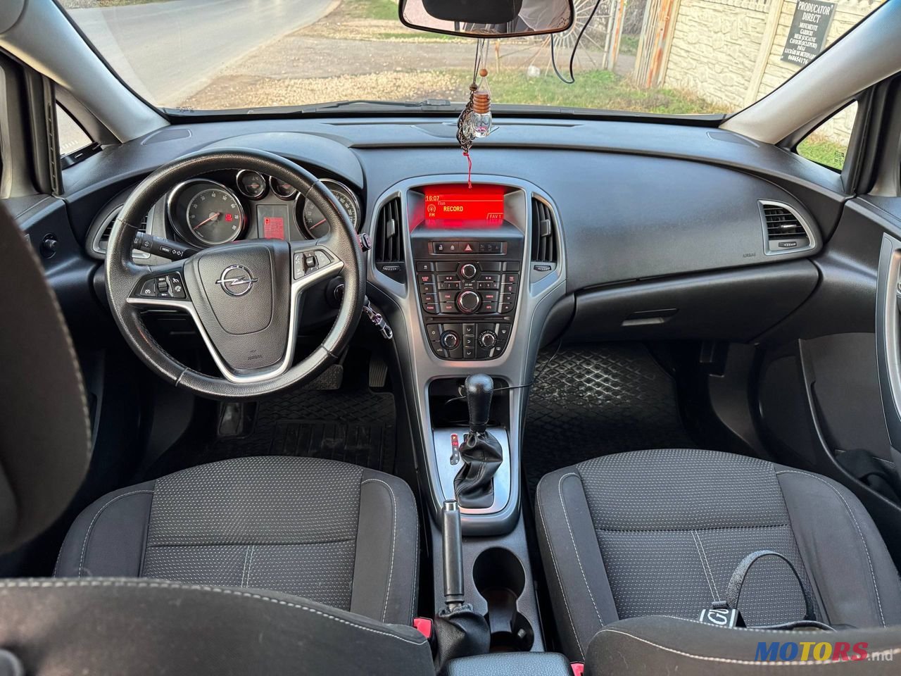 2012' Opel Astra photo #1