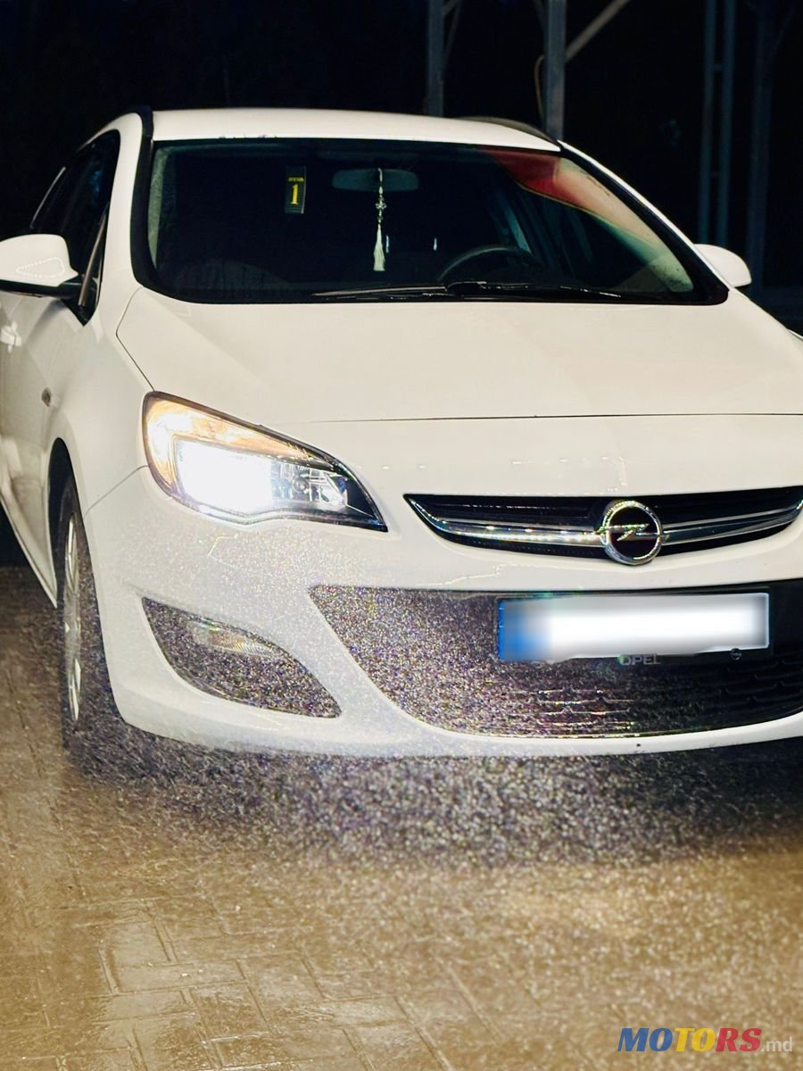 2012' Opel Astra photo #1