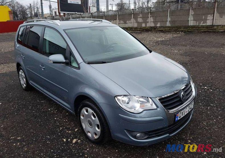 2009' Volkswagen Touran photo #1