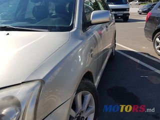 2004' Toyota Avensis photo #7