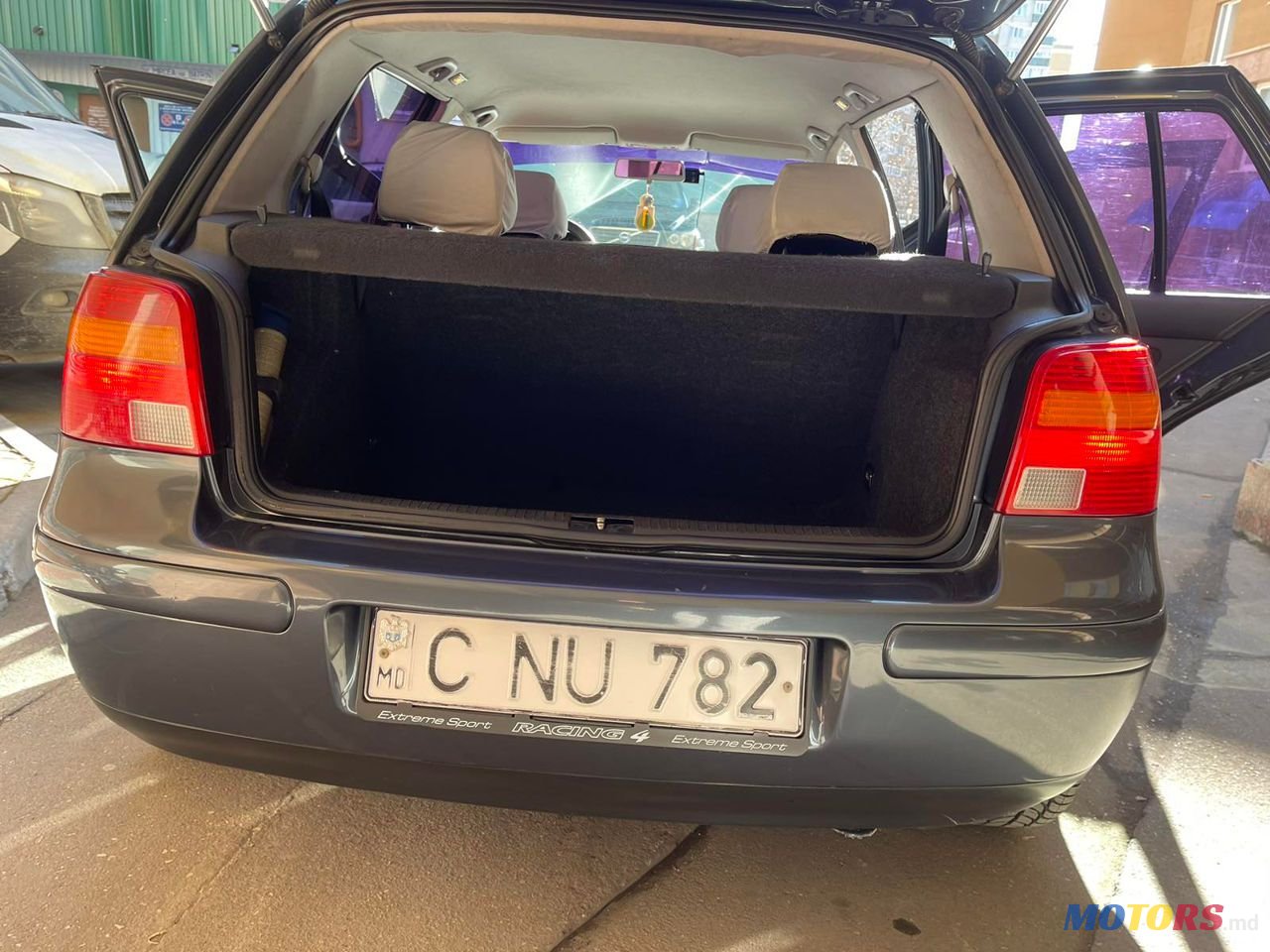 2001' Volkswagen Golf photo #3