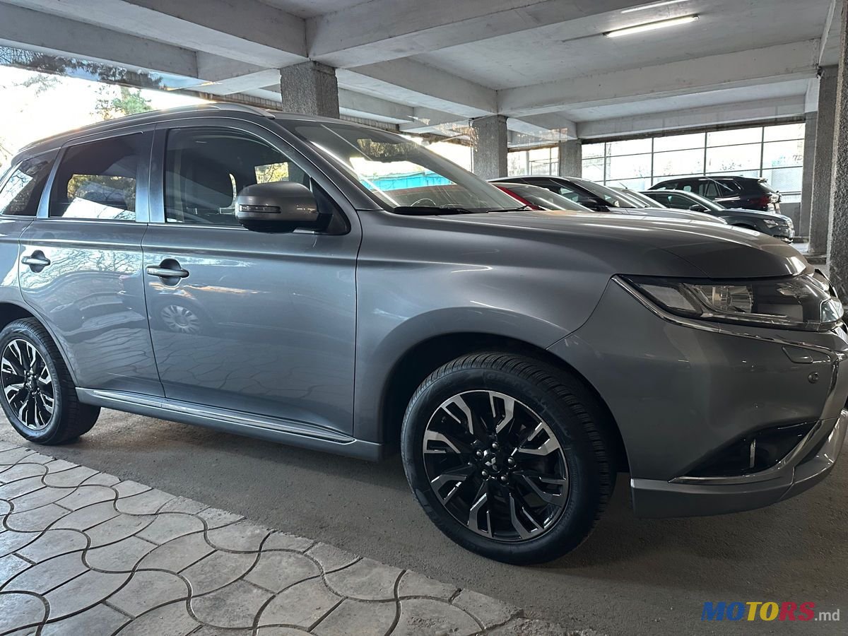 2015' Mitsubishi Outlander photo #2