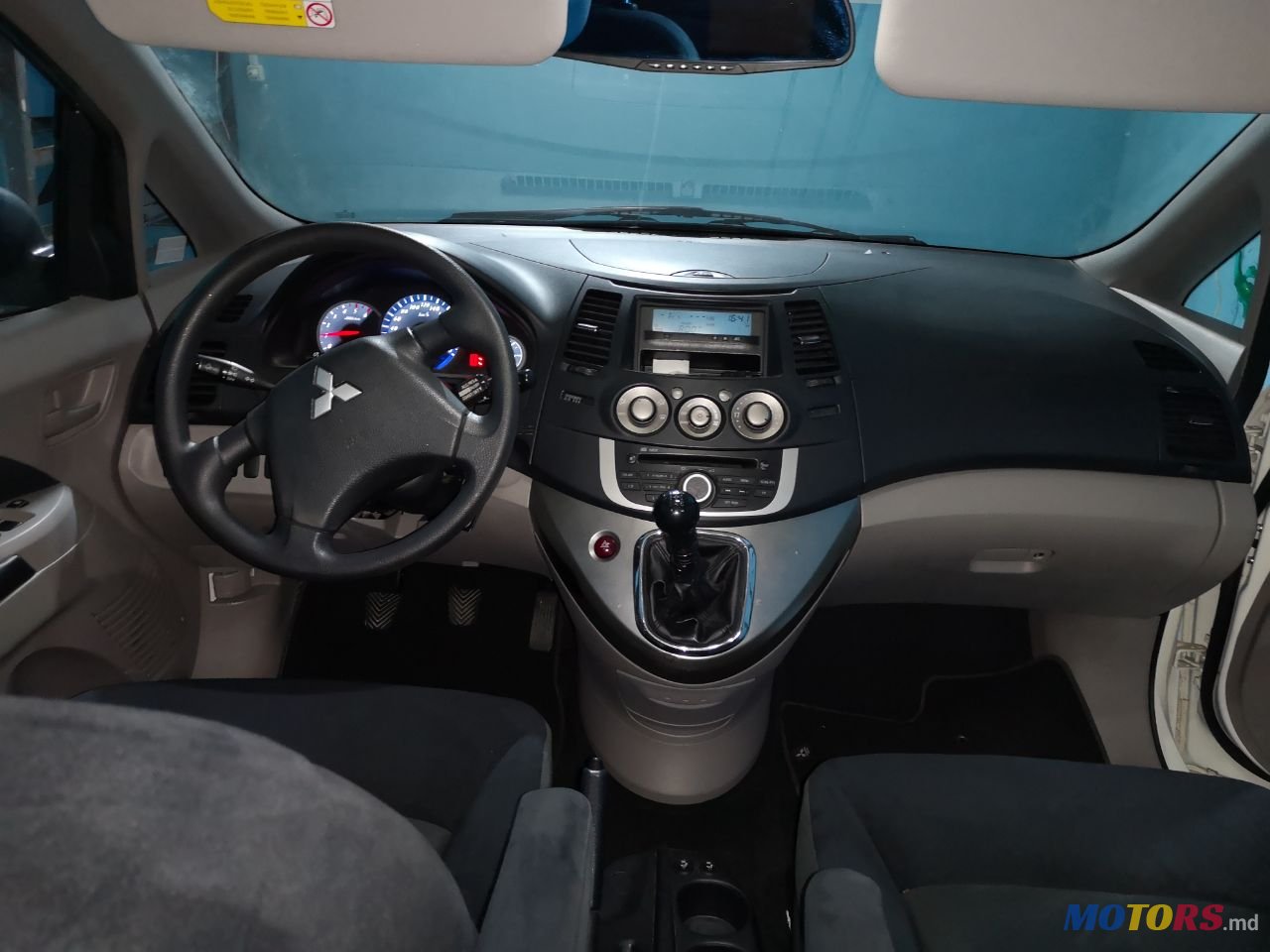 2009' Mitsubishi Grandis photo #1