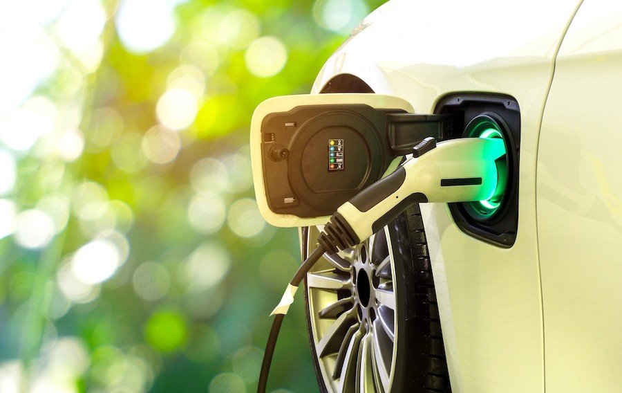 Semne bune anul are! Preţurile energiei pentru maşini electrice s-a redus din 1 ianuarie