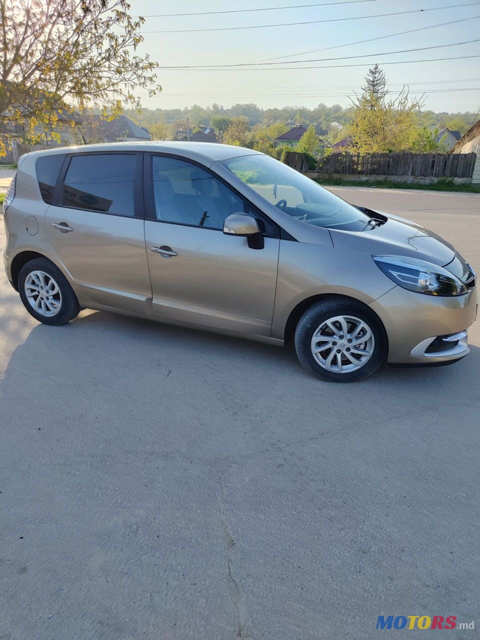 2013' Renault Scenic photo #2