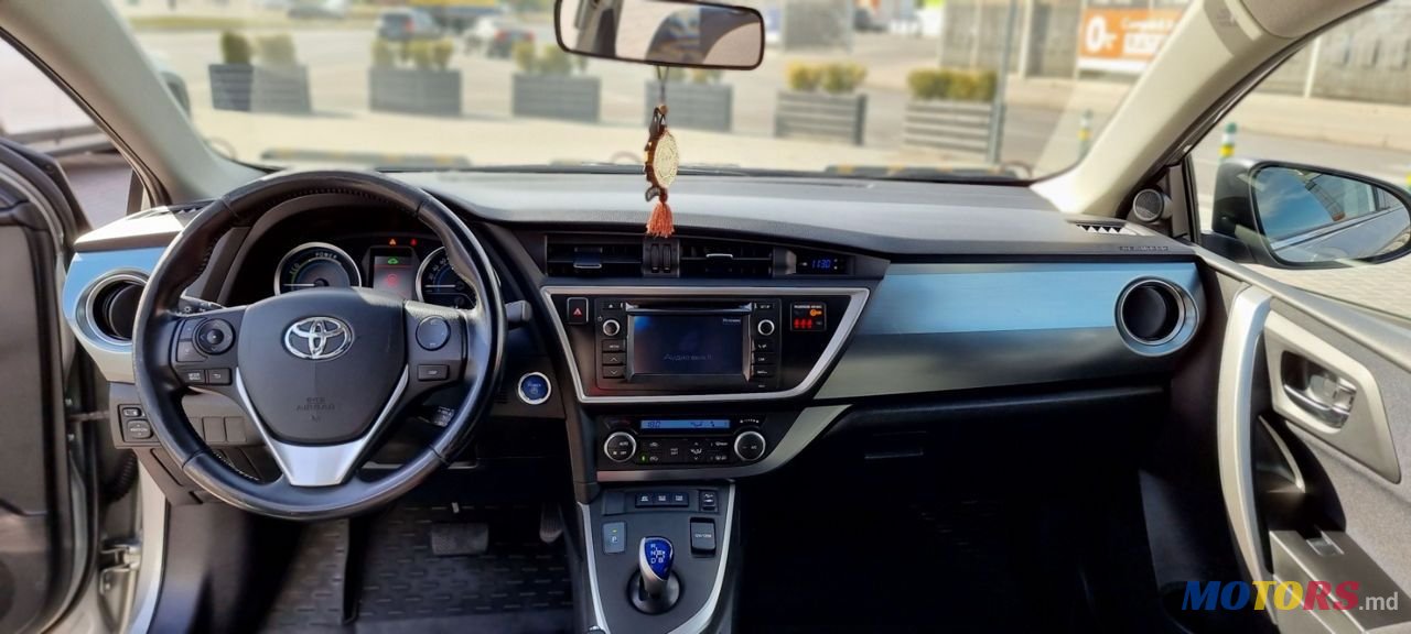 2013' Toyota Auris photo #3