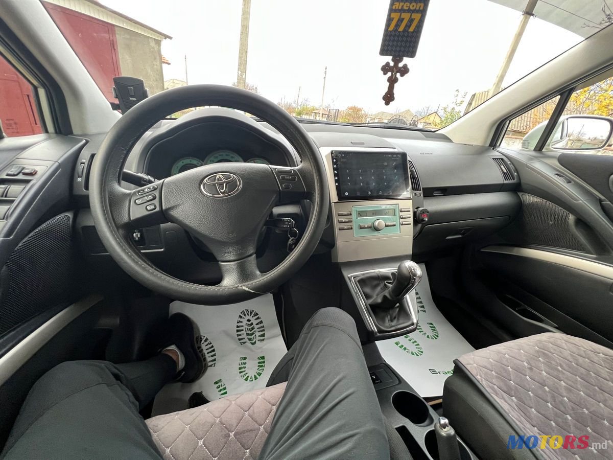 2005' Toyota Corolla Verso photo #1