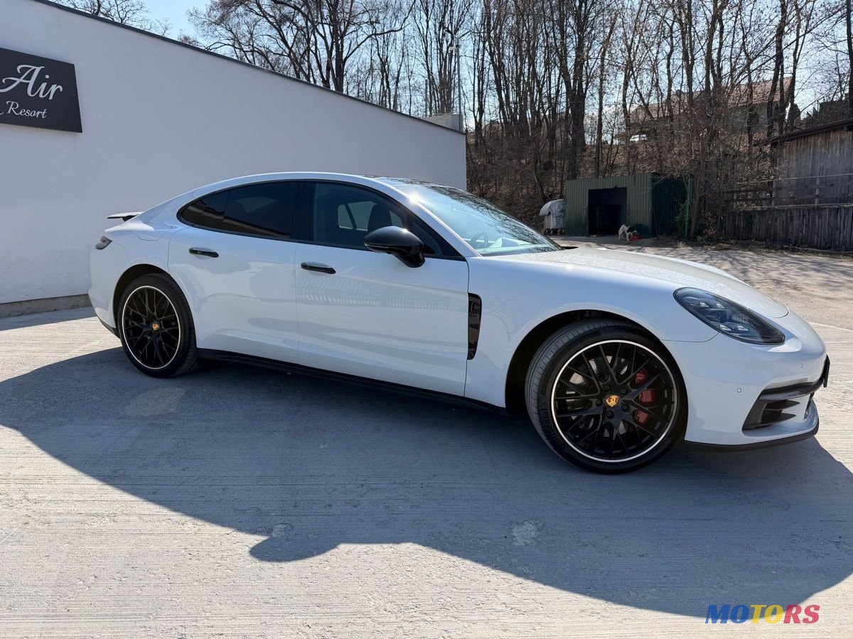 2017' Porsche Panamera photo #3