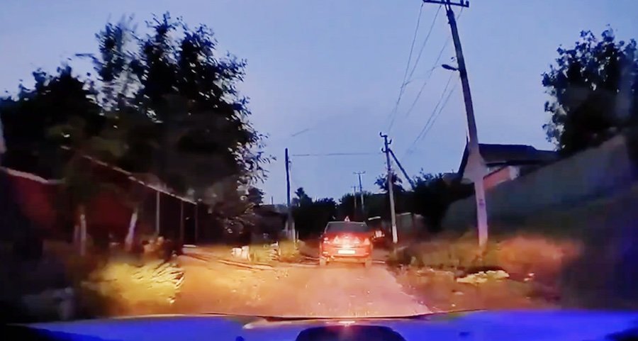 Maşină de şcoală auto, urmărită de poliţia din Moldova, condusă de un instructor în stare de ebrietate