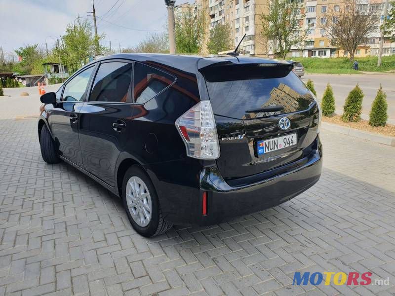 2015' Toyota Prius v photo #5