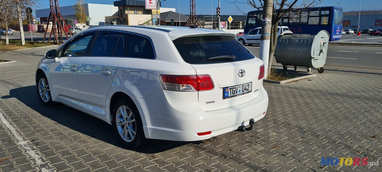 2011' Toyota Avensis photo #1