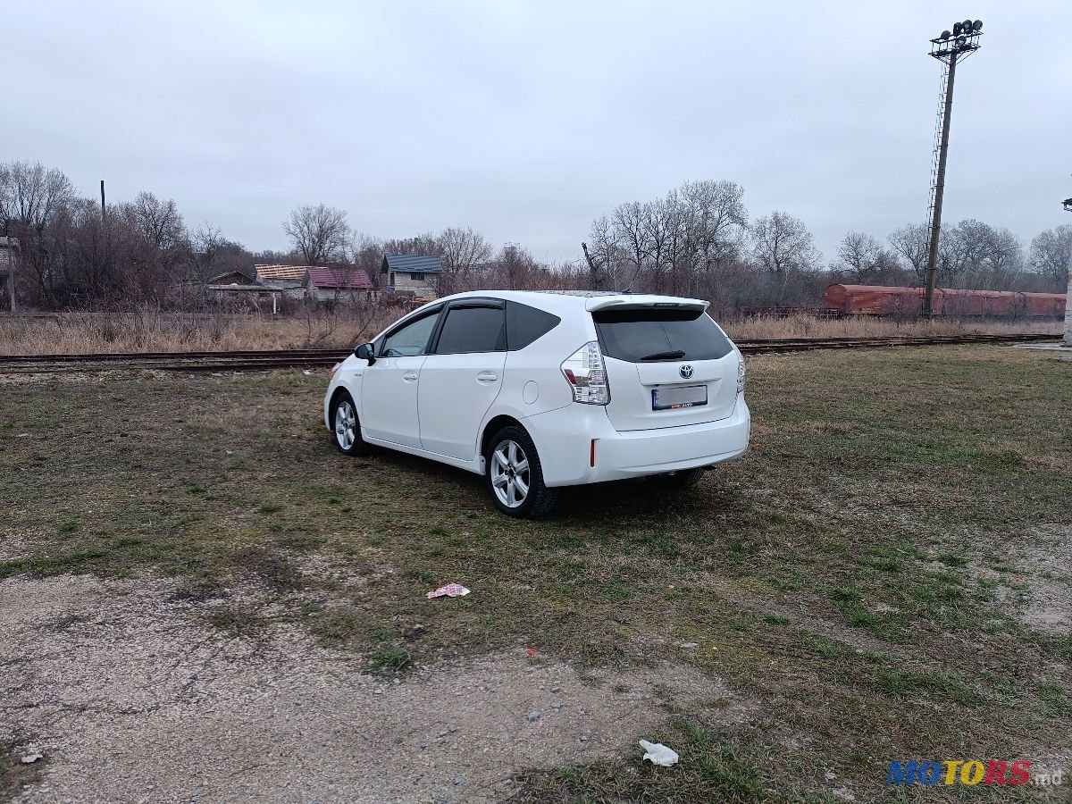 2012' Toyota Prius v photo #5