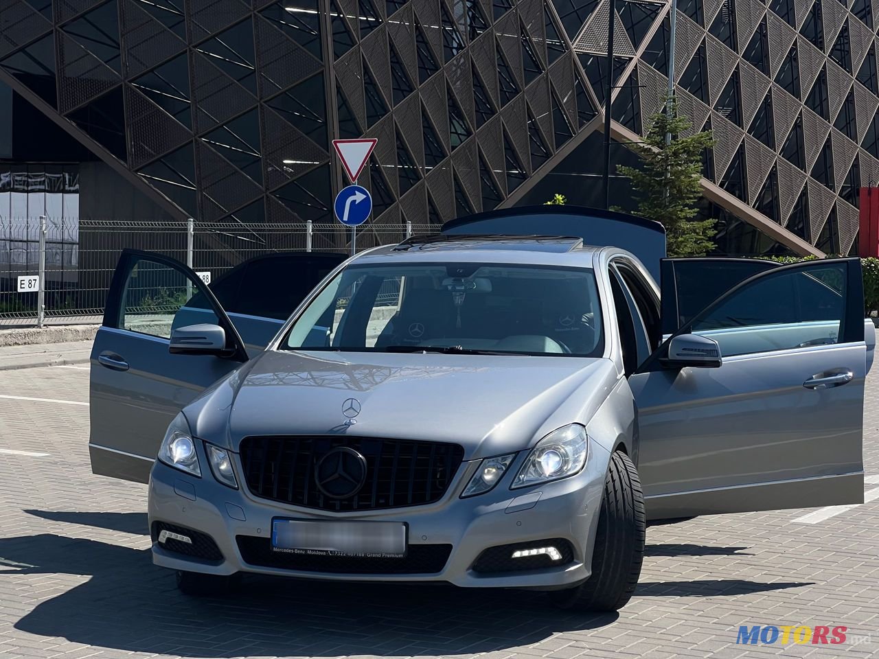 2009' Mercedes-Benz E-Class photo #5