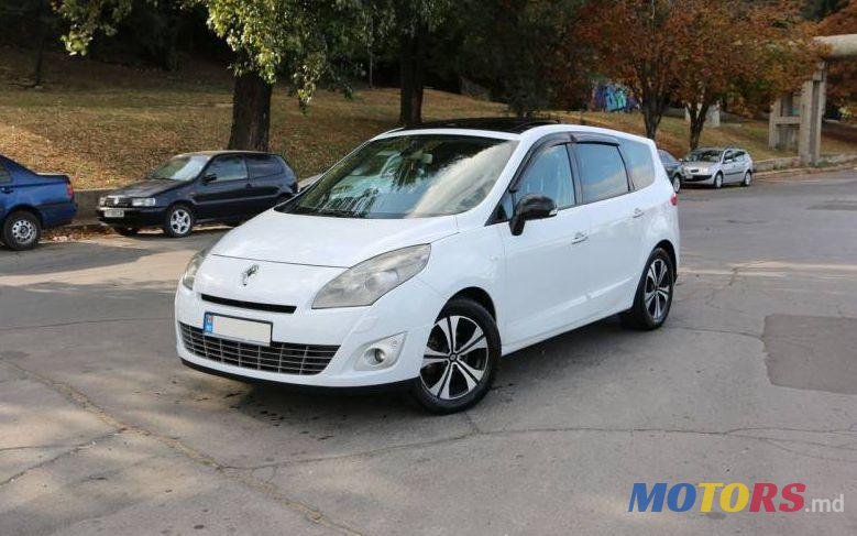 2011' Renault Grand Scenic photo #1