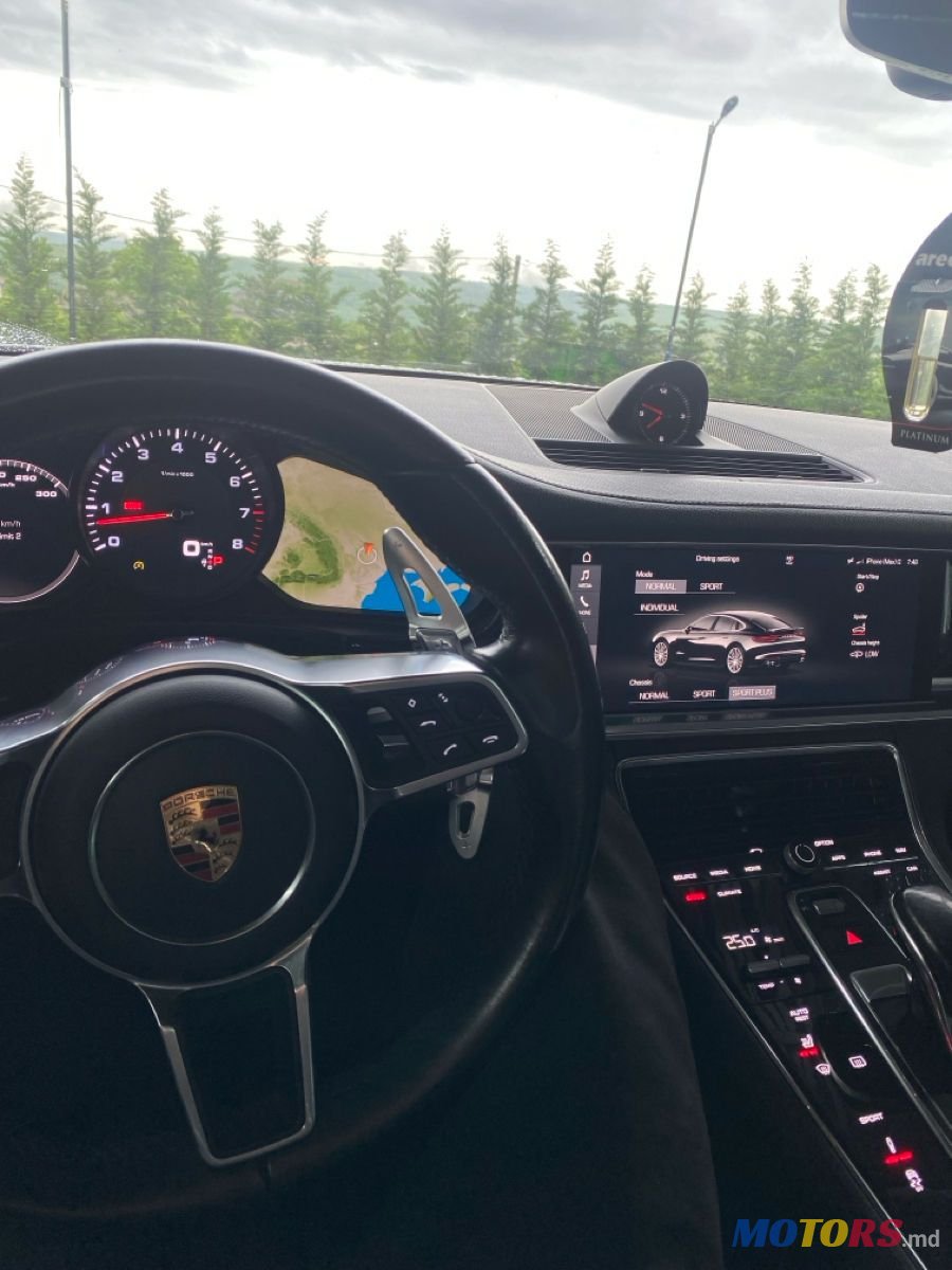 2018' Porsche Panamera photo #3