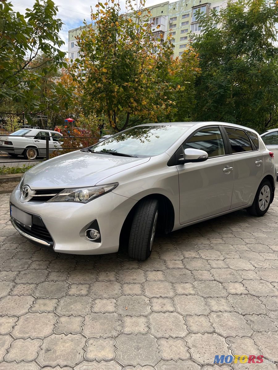 2013' Toyota Auris photo #1