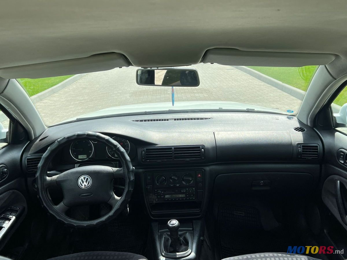 2004' Volkswagen Passat photo #4