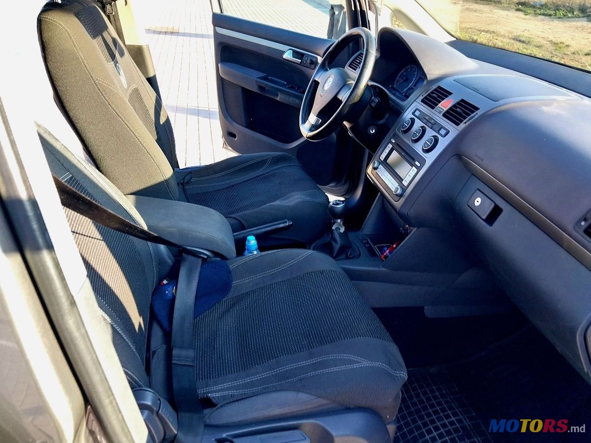 2007' Volkswagen Touran photo #6