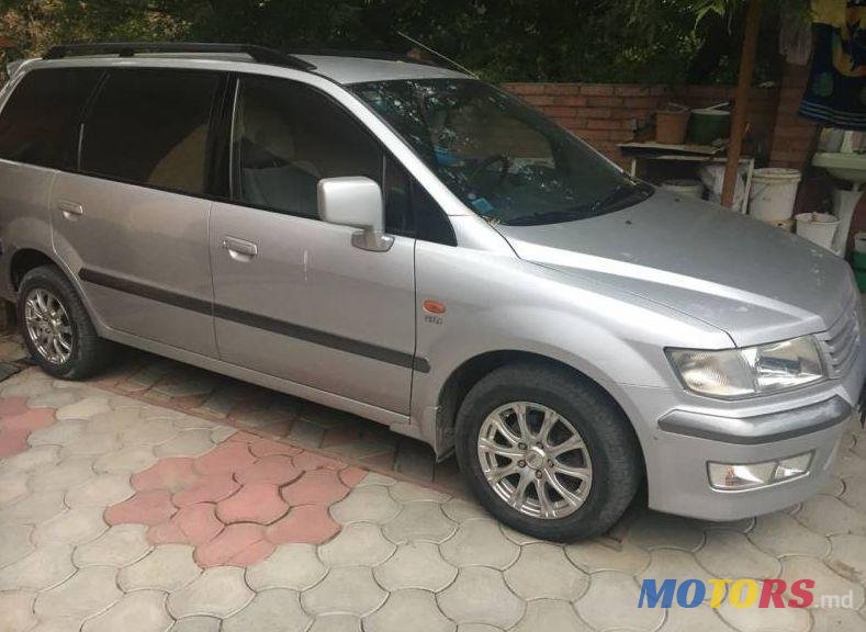 2001' Mitsubishi Space Wagon photo #2