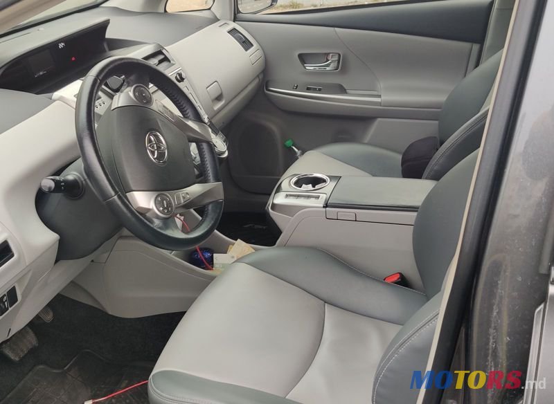 2015' Toyota Prius v photo #1
