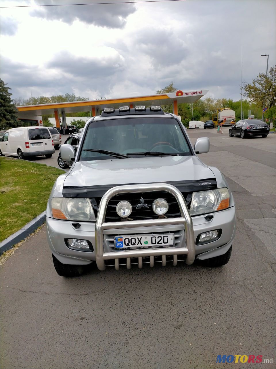 2001' Mitsubishi Pajero photo #2