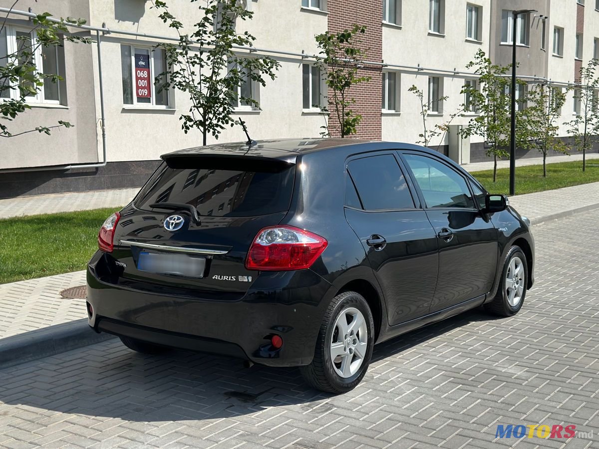 2011' Toyota Auris photo #2