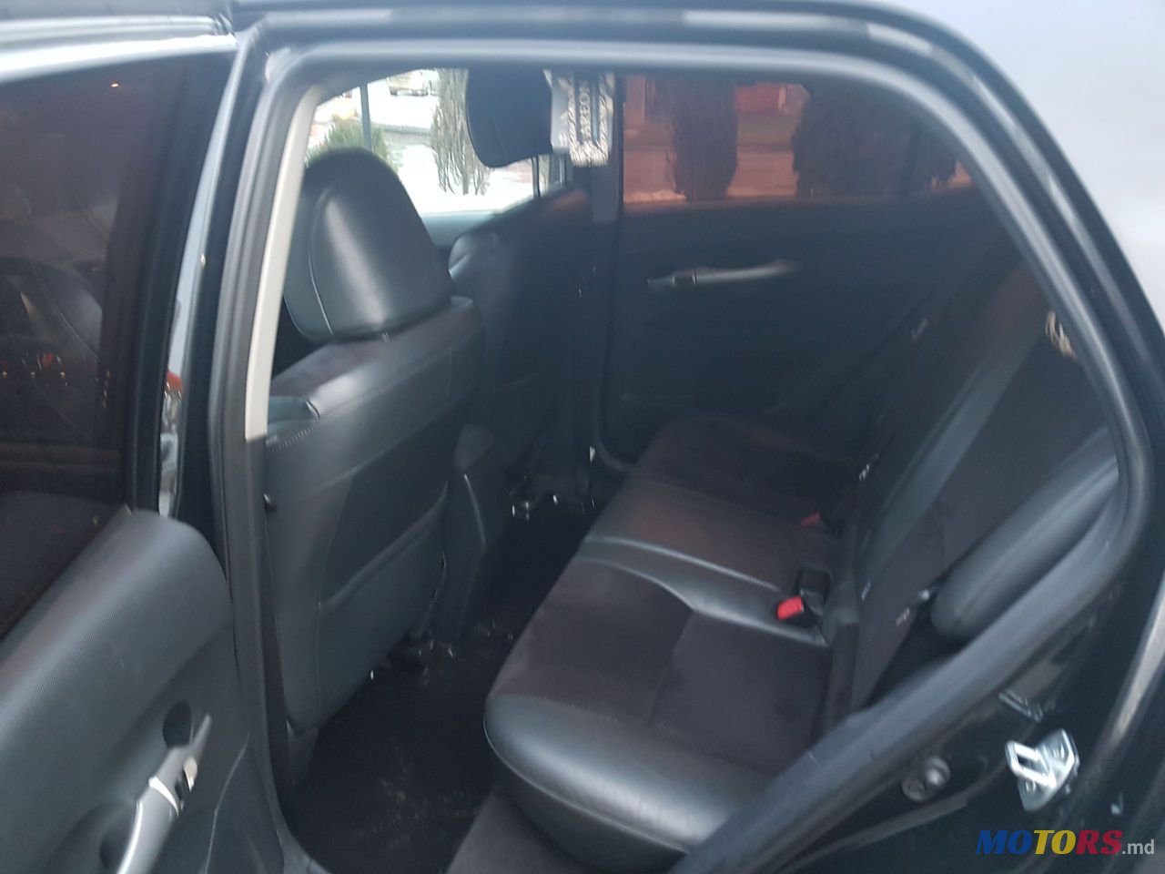 2011' Toyota Auris photo #2