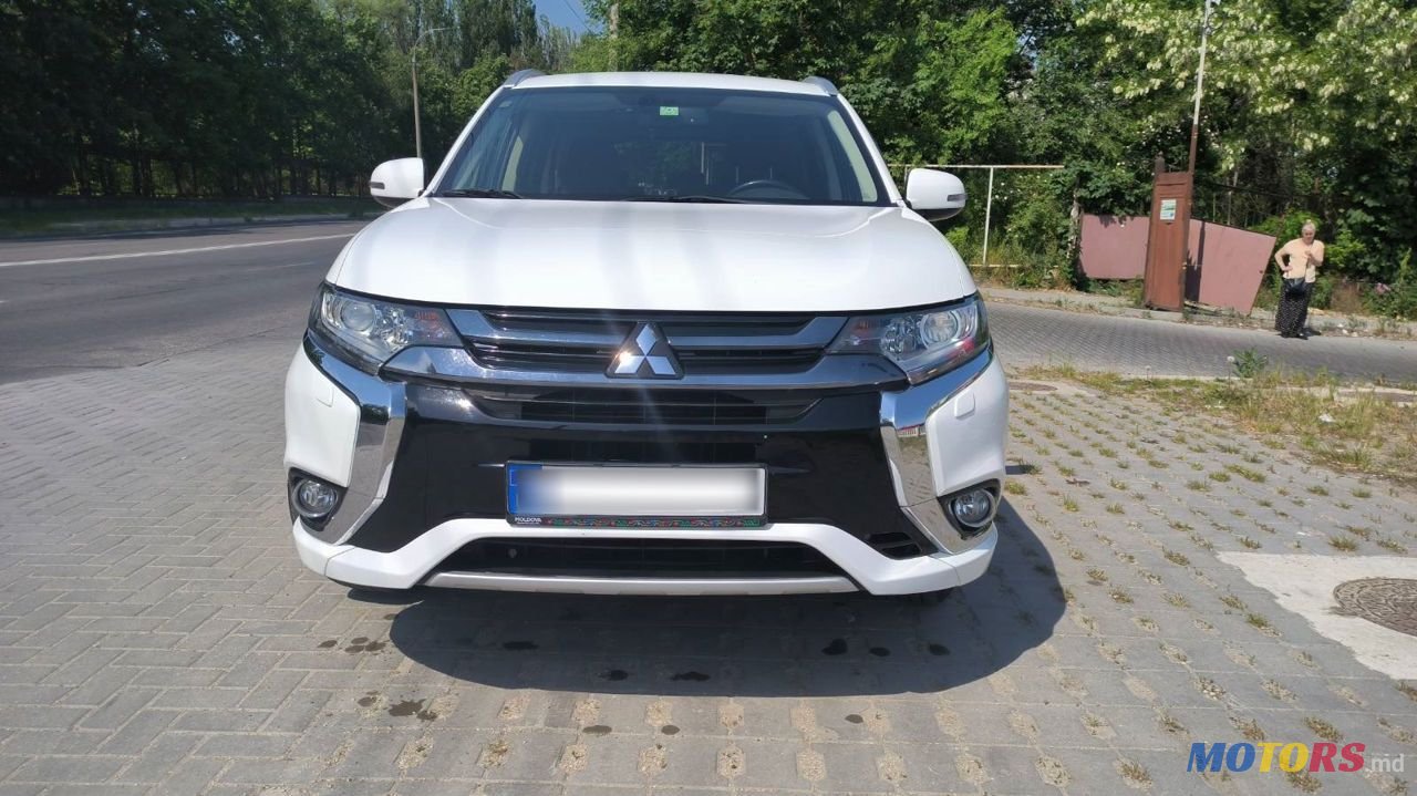 2015' Mitsubishi Outlander photo #2