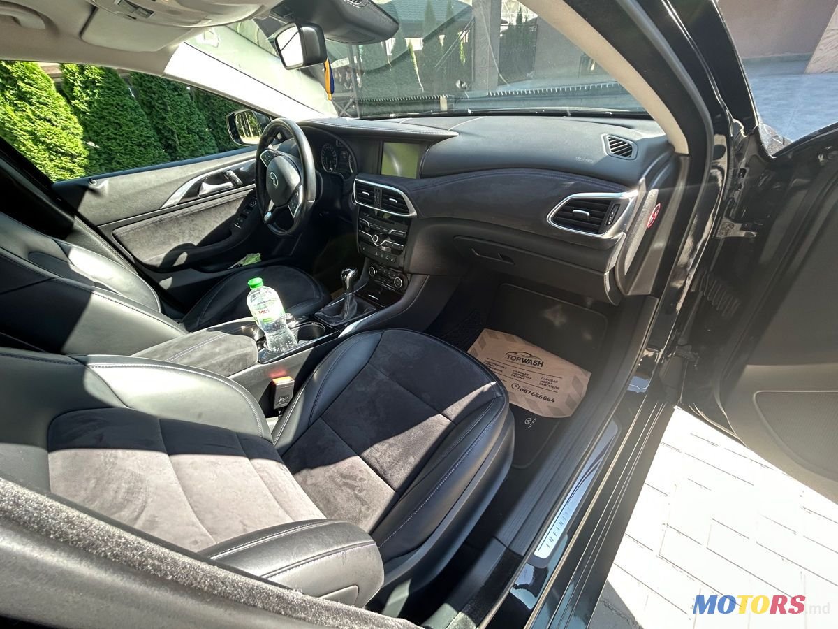 2016' Infiniti Q30 photo #3