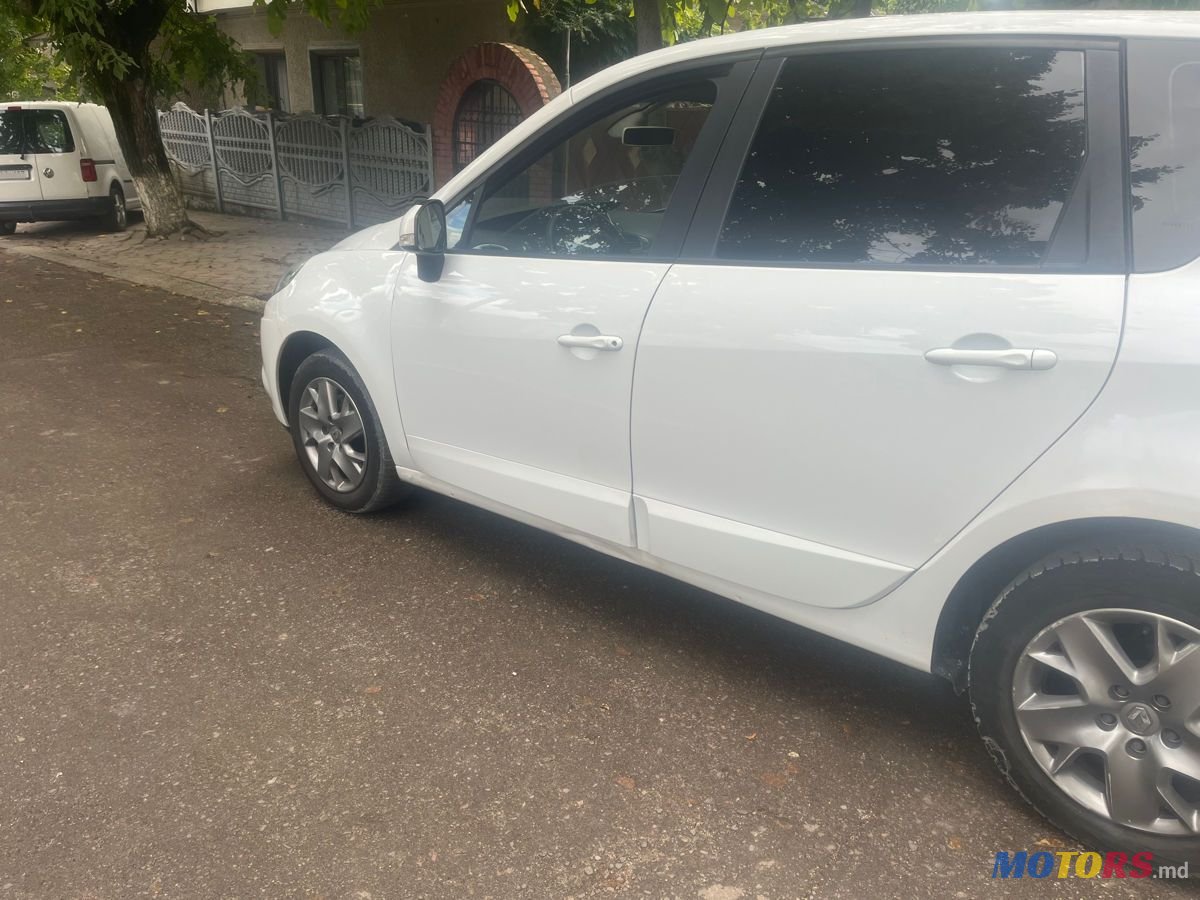 2011' Renault Scenic photo #2