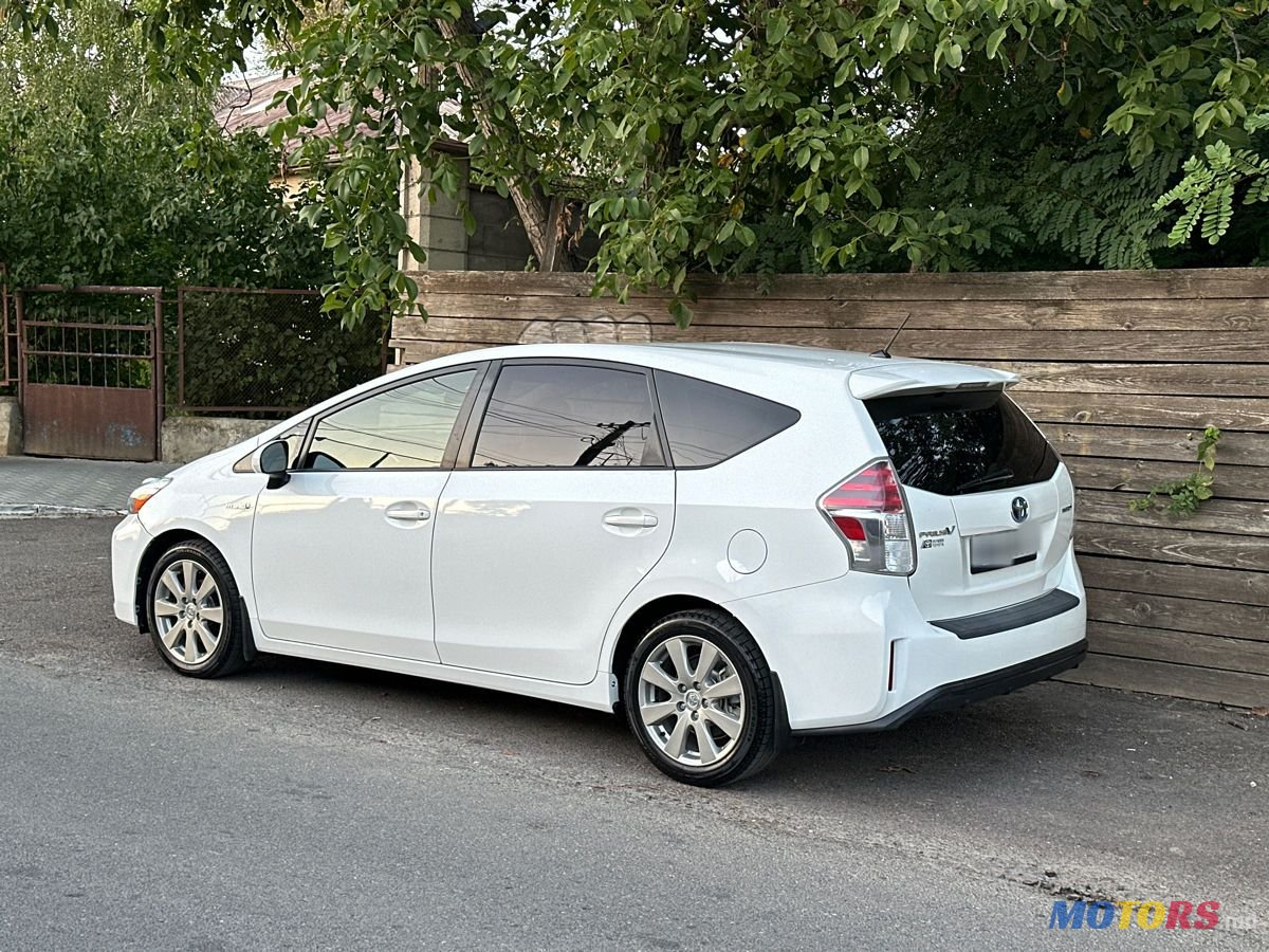 2018' Toyota Prius v photo #3